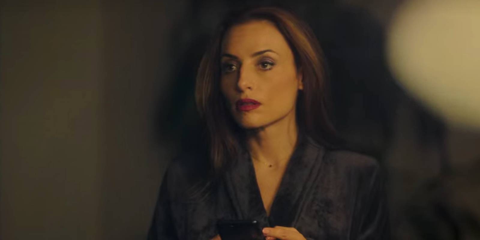 Мартина Роблес смотрит на мужчину, с которым она спала, в халате.