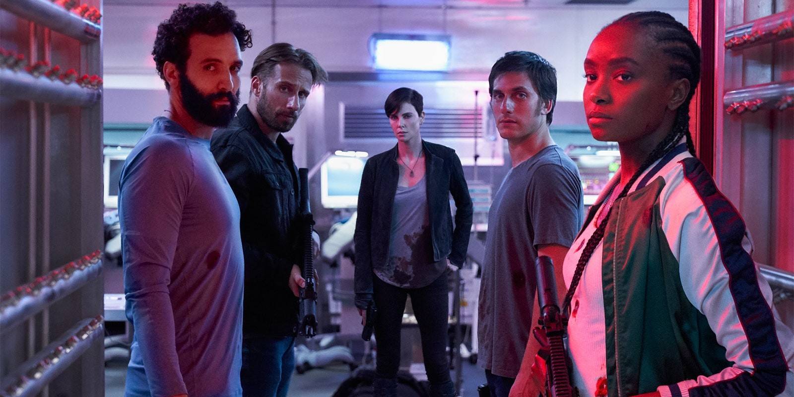 Марван Кензари, Маттиас Шонере, Шарлиз Терон, Лука Маринелли и Кики Лен в фильме "The Old Guard"