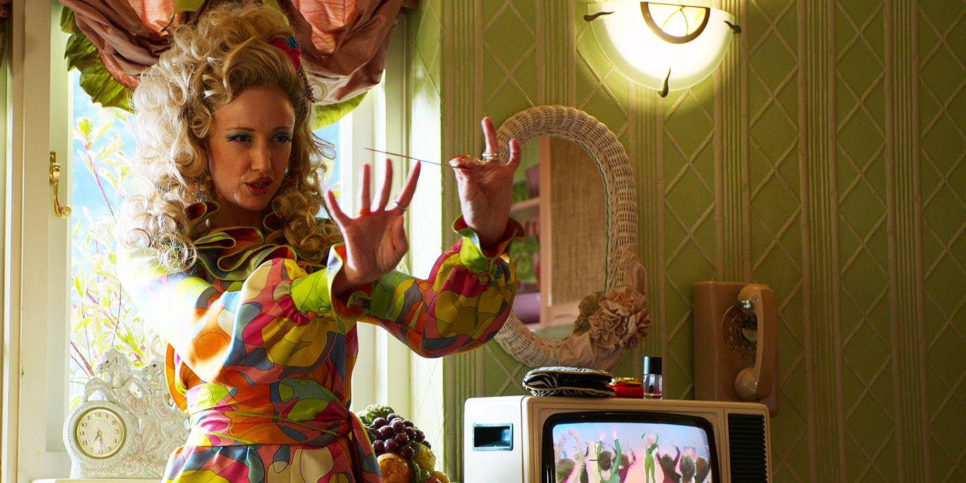 Андреа Райсборо в роли Миссис Вормуд, поднимающая руки и прищуривающаяся в "Матильде"