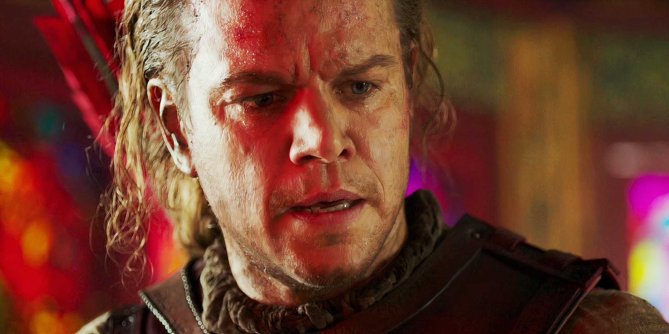 Мэтт Деймон смотрит вниз и в сторону в фильме "Великая стена"