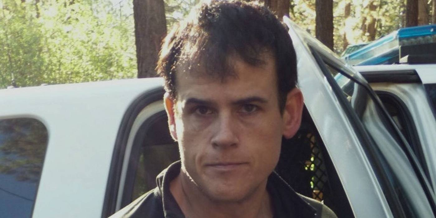 Мэттью Маллер стоит рядом с полицейской машиной в American Nightmare