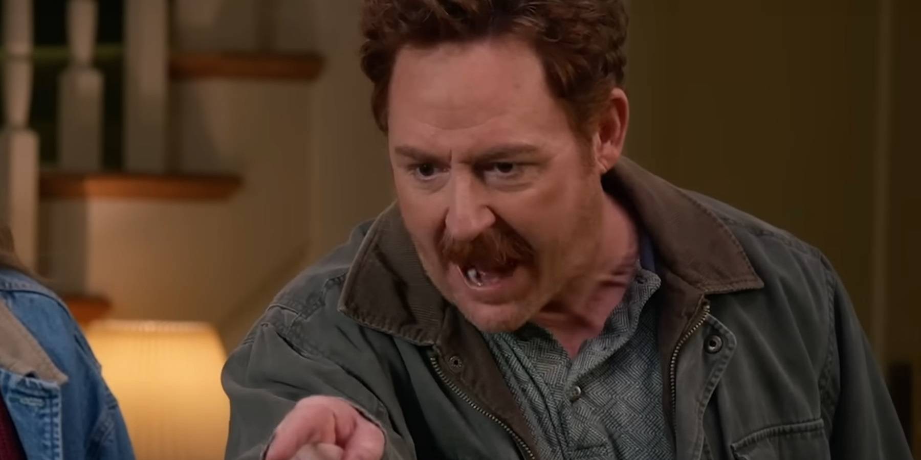 Скотт Граймс в роли Мэтти, указывающего и кричащего в Теде