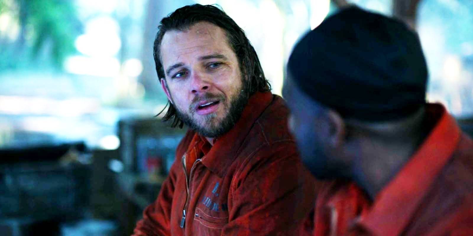 Макс Тирио как Бёде Леоне и В. Трэ Дэвис как Фредди Миллс улыбаются, разговаривая в 22 эпизоде 1 сезона "Fire Country"