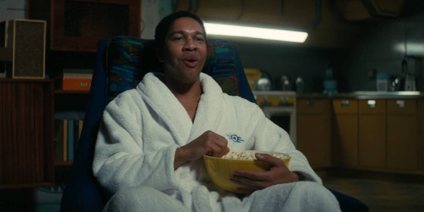 Максимус ест попкорн и смотрит телевизор в Fallout