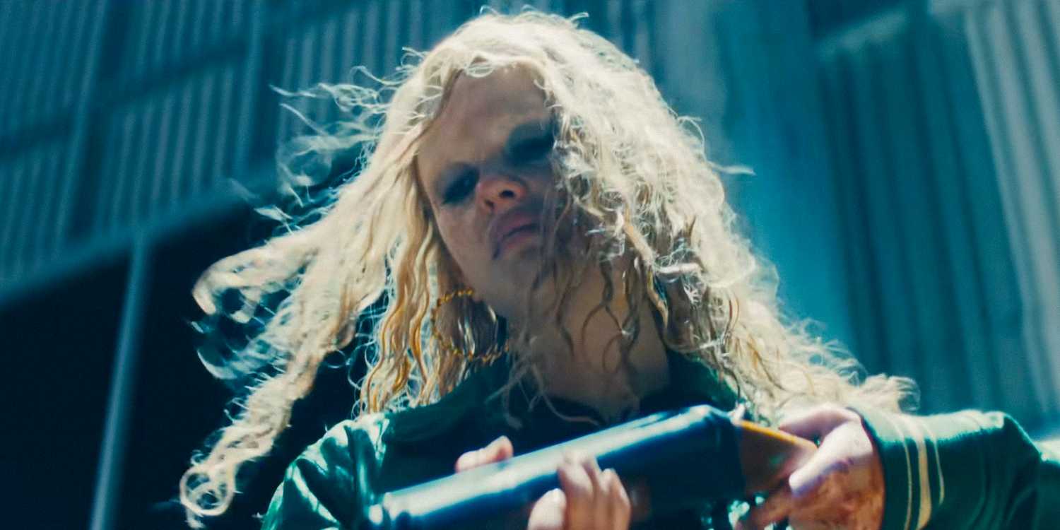 Максин (Миа Готь) с размазанным макияжем, указывающая на оружие в MaXXXine (2024)