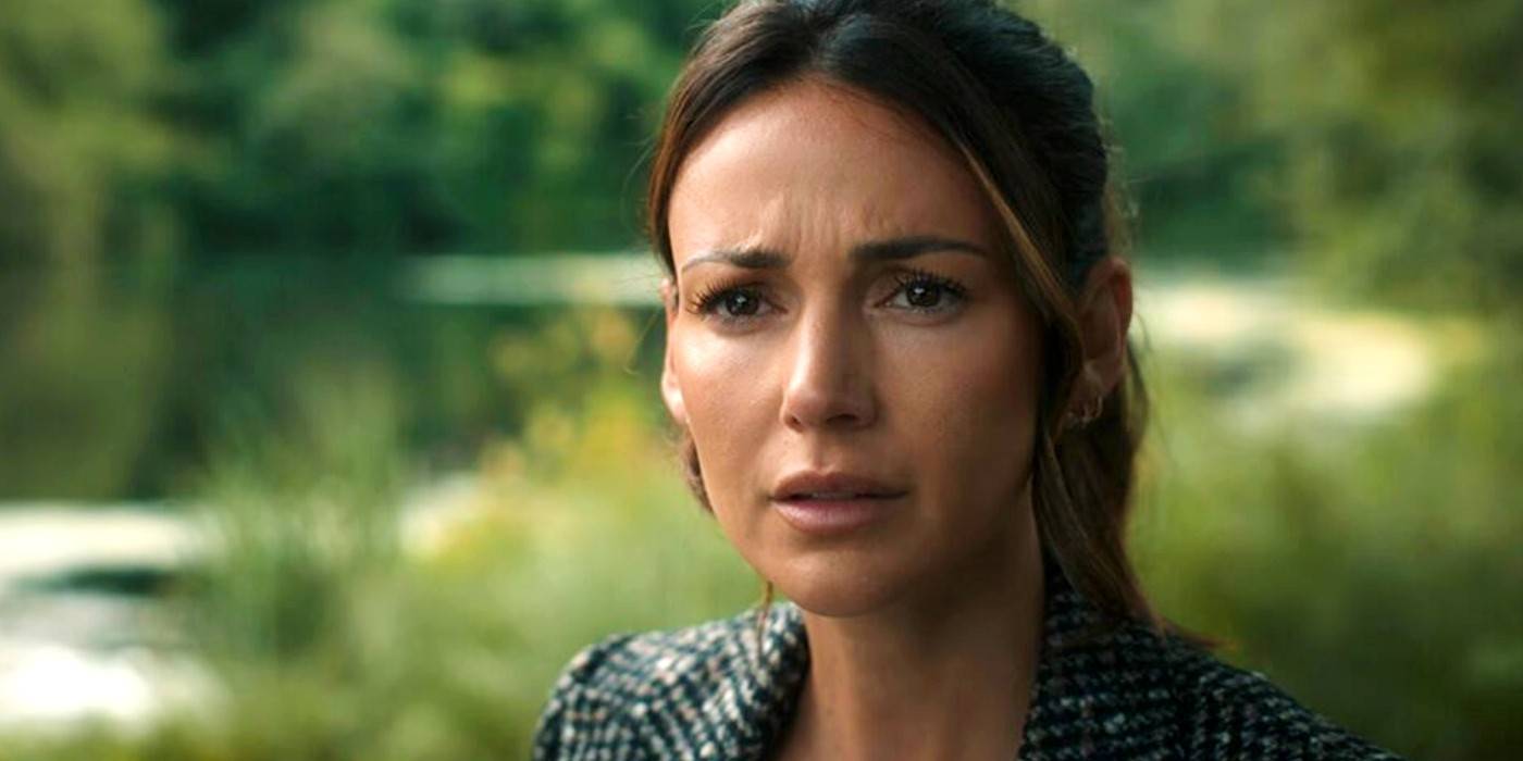 Мишель Кеган в роли Майи, выглядящей обеспокоенной, сидя на берегу озера в "Fool Me Once".