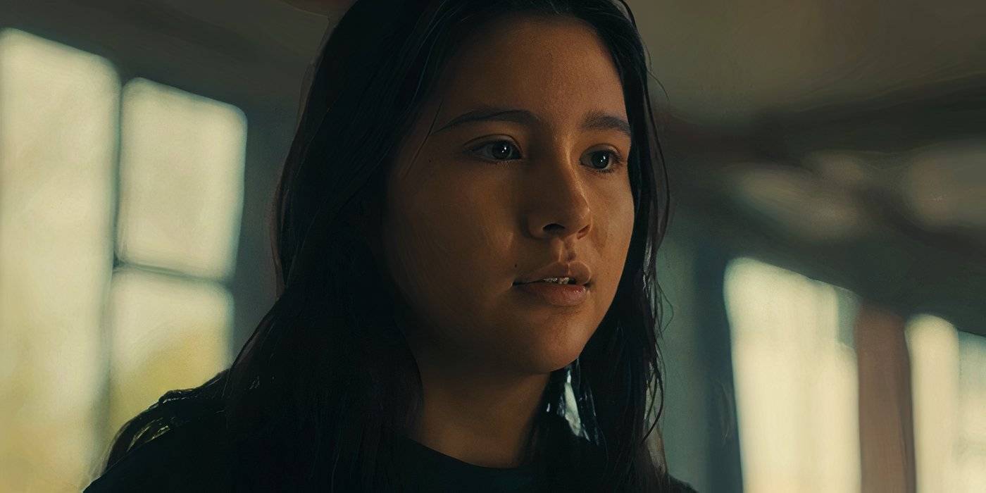 Майя смотрит в сторону в "Под мостом"