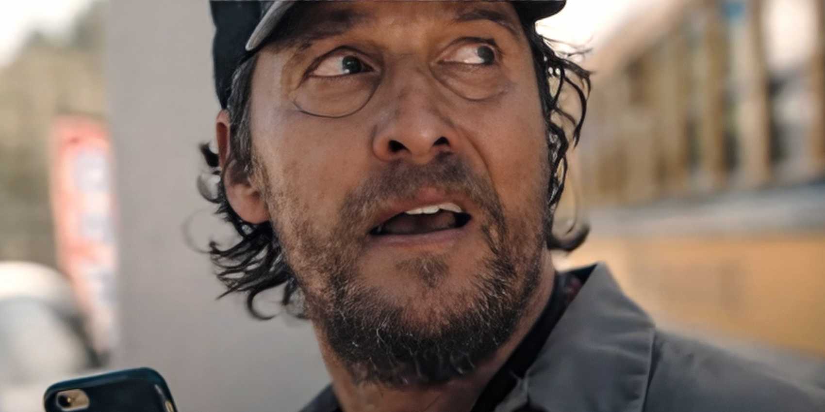 Мэттью Макконахи смотрит в небо в фильме "The Lost Bus"