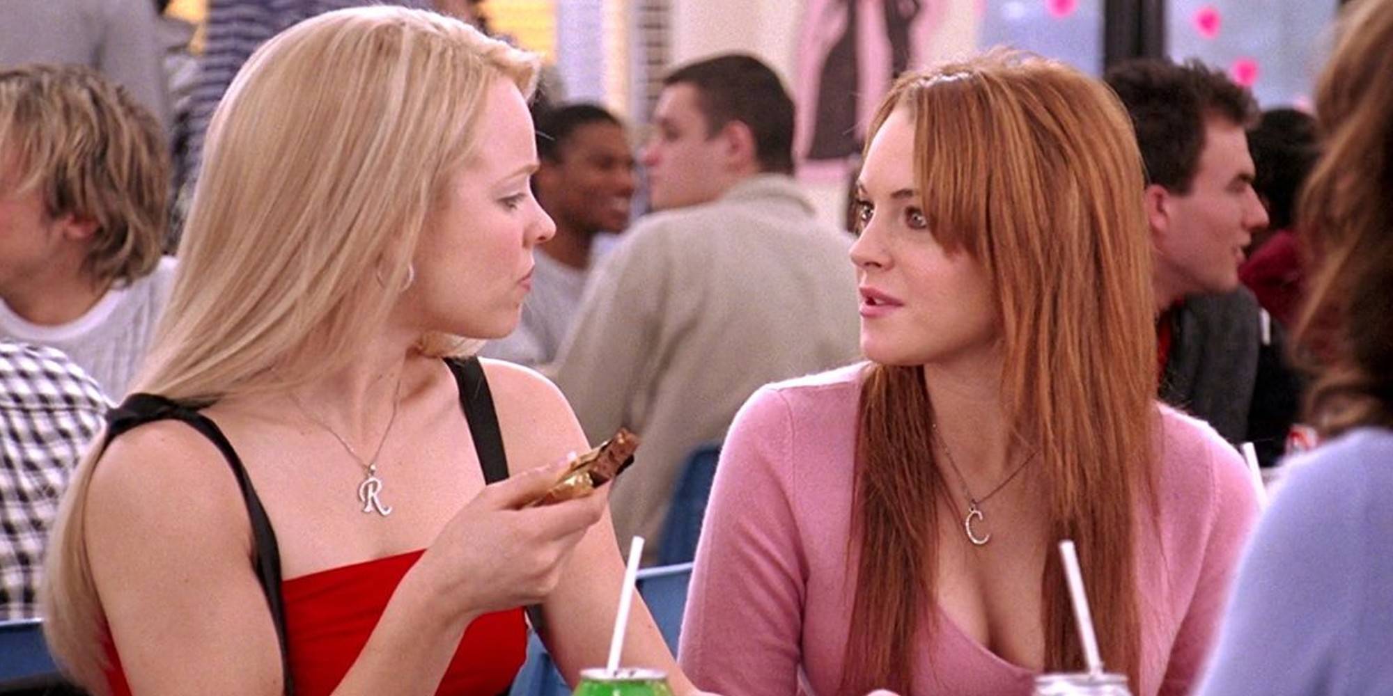 Линди Лохан в роли Кеди и Рэйчел МакАдамс в роли Регины, разговаривающие в фильме "Mean Girls"