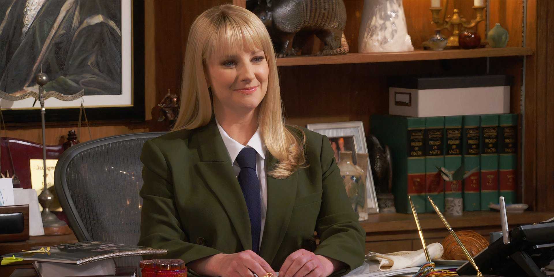 Мелисса Раух в роли Эбби Стоун за своим столом в 3 сезоне *Night Court*