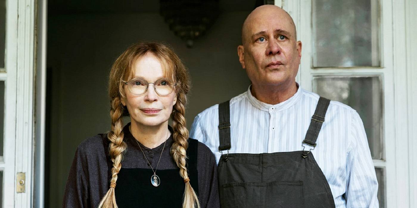 Перл и Джеймс Уинслоу, стоящие рядом в сериале "The Watcher"