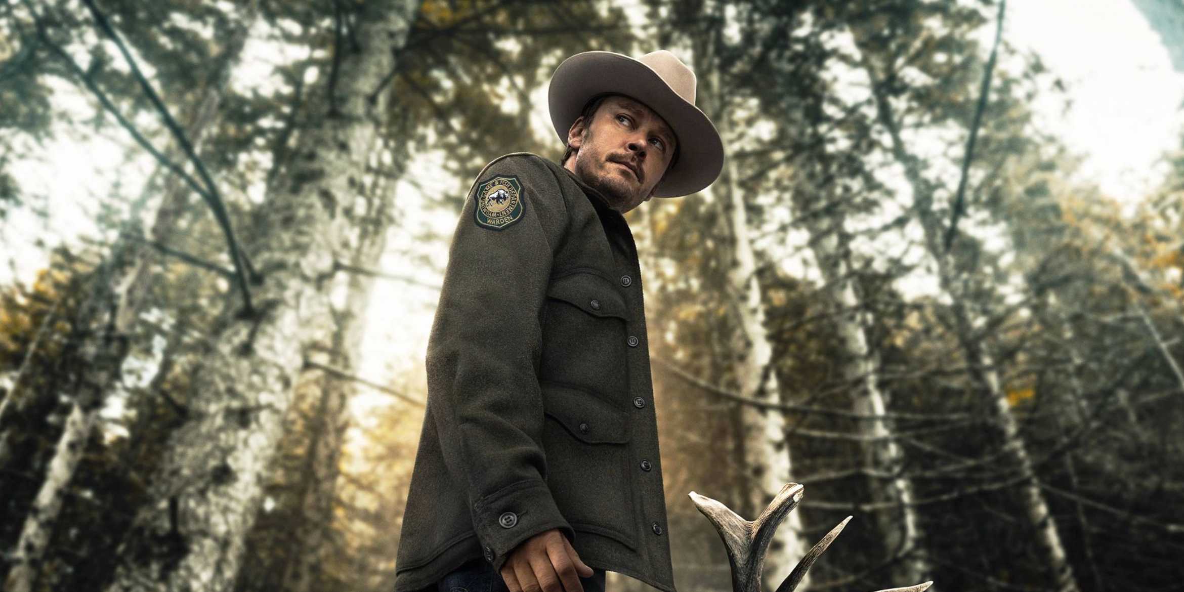 Майкл Дорнан в своей форме рейнджера среди деревьев в "Джо Пикет"