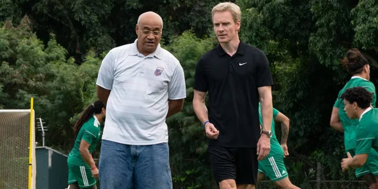 Майкл Фассбендер и Оскар Кнайтли разговаривают друг с другом в фильме "Next Goal Wins"