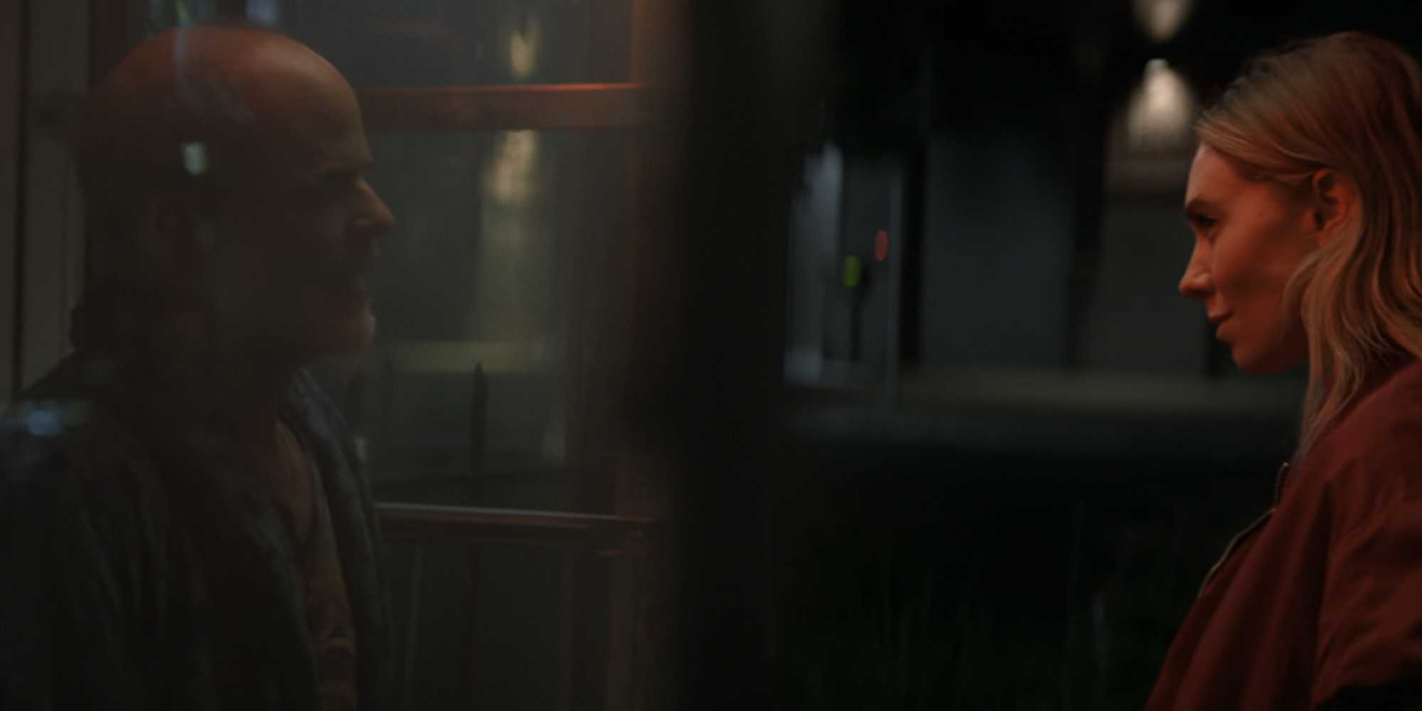 Майкл Келли открывает дверь в свой магазин в фильме "Night Always Comes"