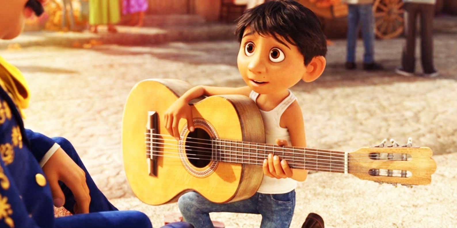 Мигель Ривера держит гитару в Coco