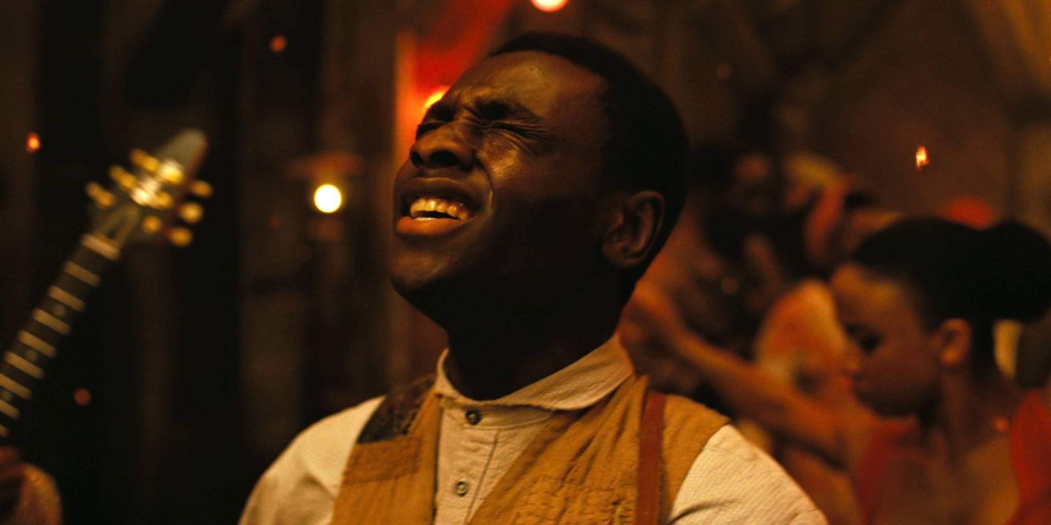 Майлс Катон в роли Сэмми, поющий в "Грешниках"