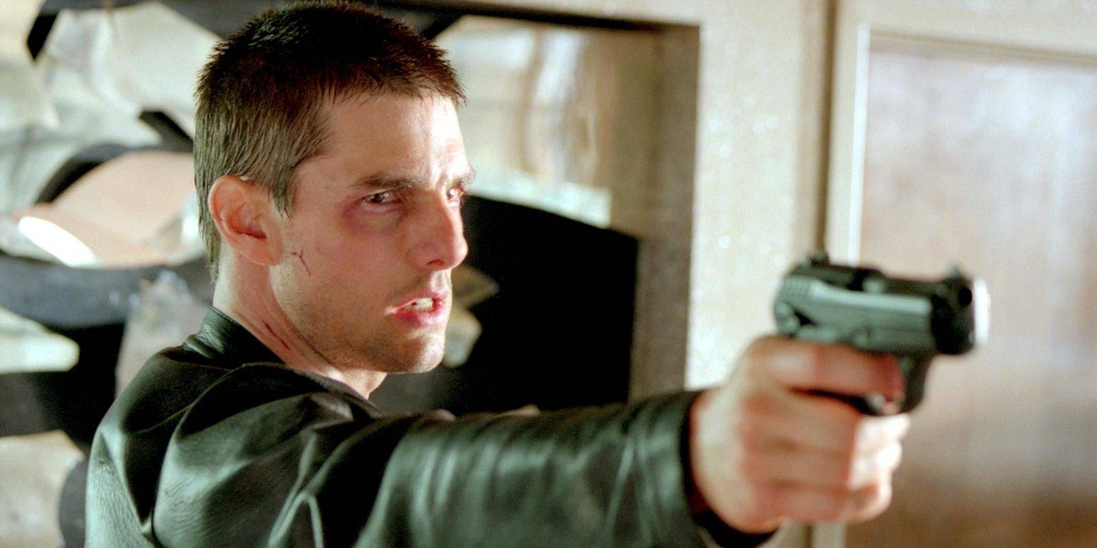 Том Круз в роли Джона Эндертона с оружием в фильме *Миноритарный отчёт*