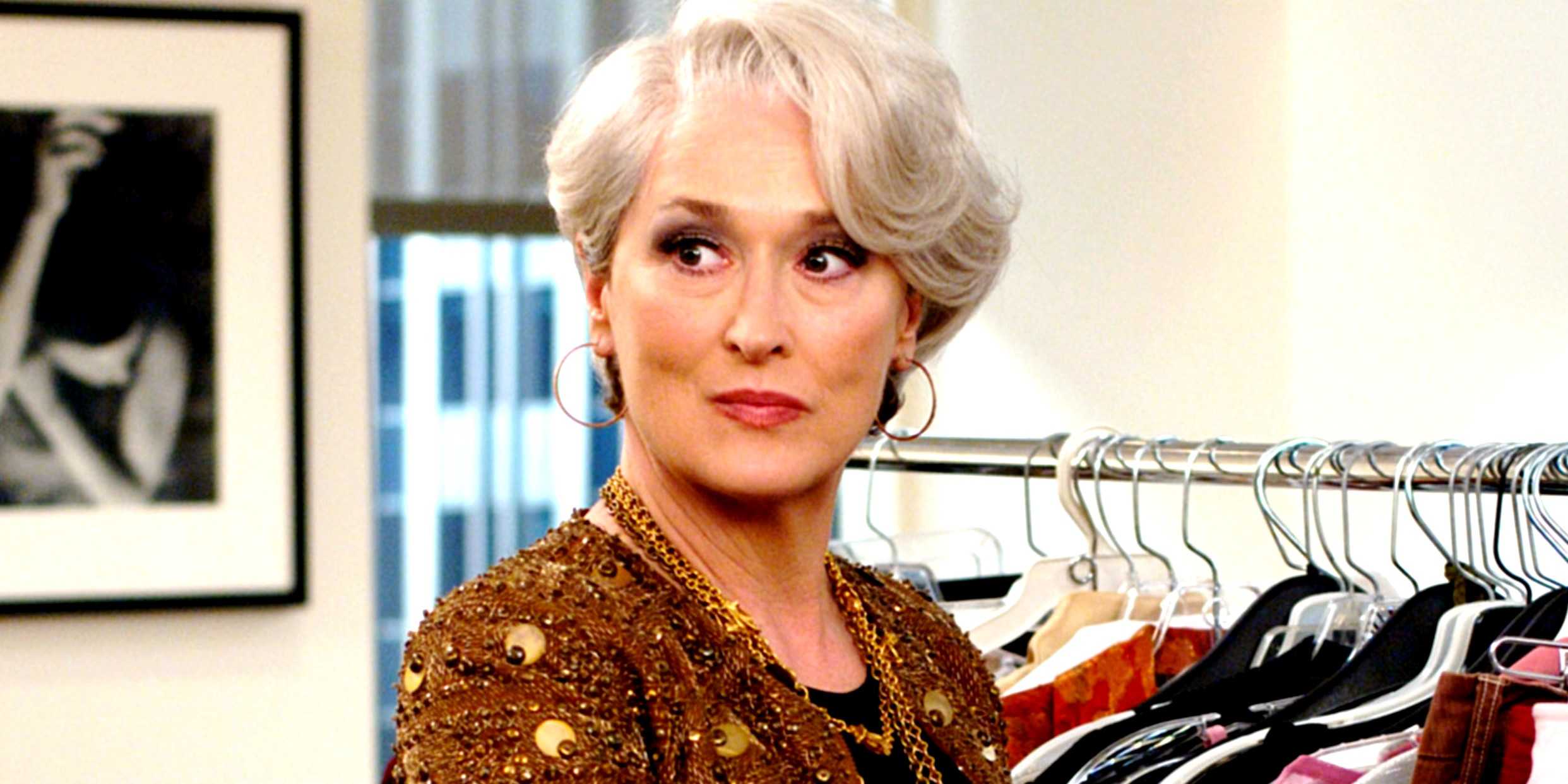 Миранда, смотрящая в сторону с приоткрытыми губами в фильме "The Devil Wears Prada"