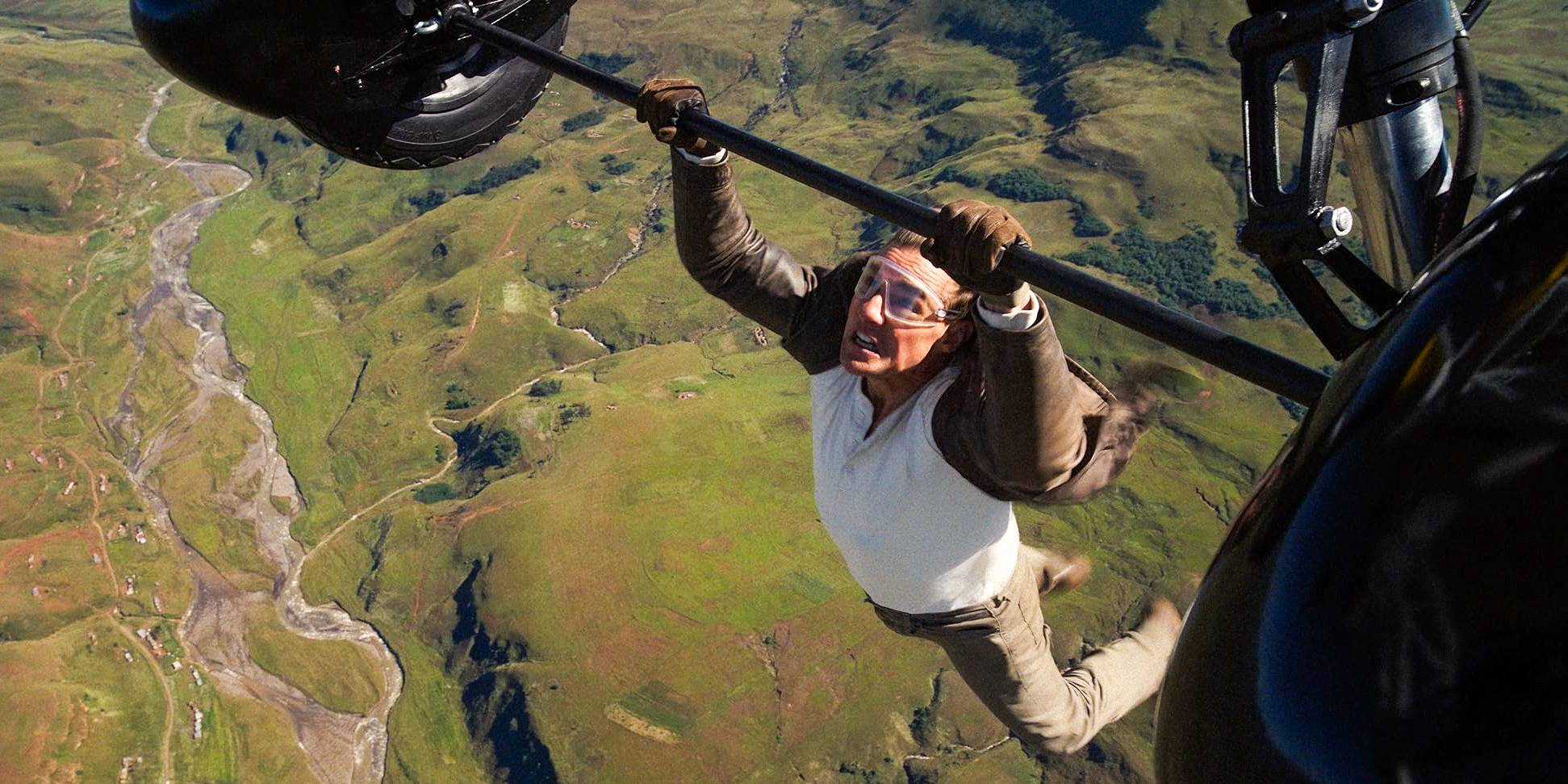 Этан Хант (Том Круз), висящий на летающем вертолете в фильме "Mission: Impossible - The Final Reckoning"