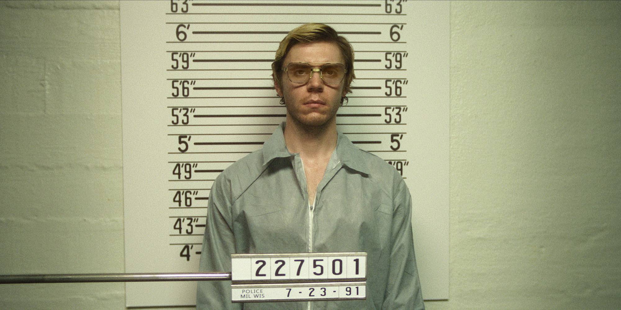 Эван Петерс в роли Джеффри Дамер в "Dahmer — Monster: The Jeffrey Dahmer Story"