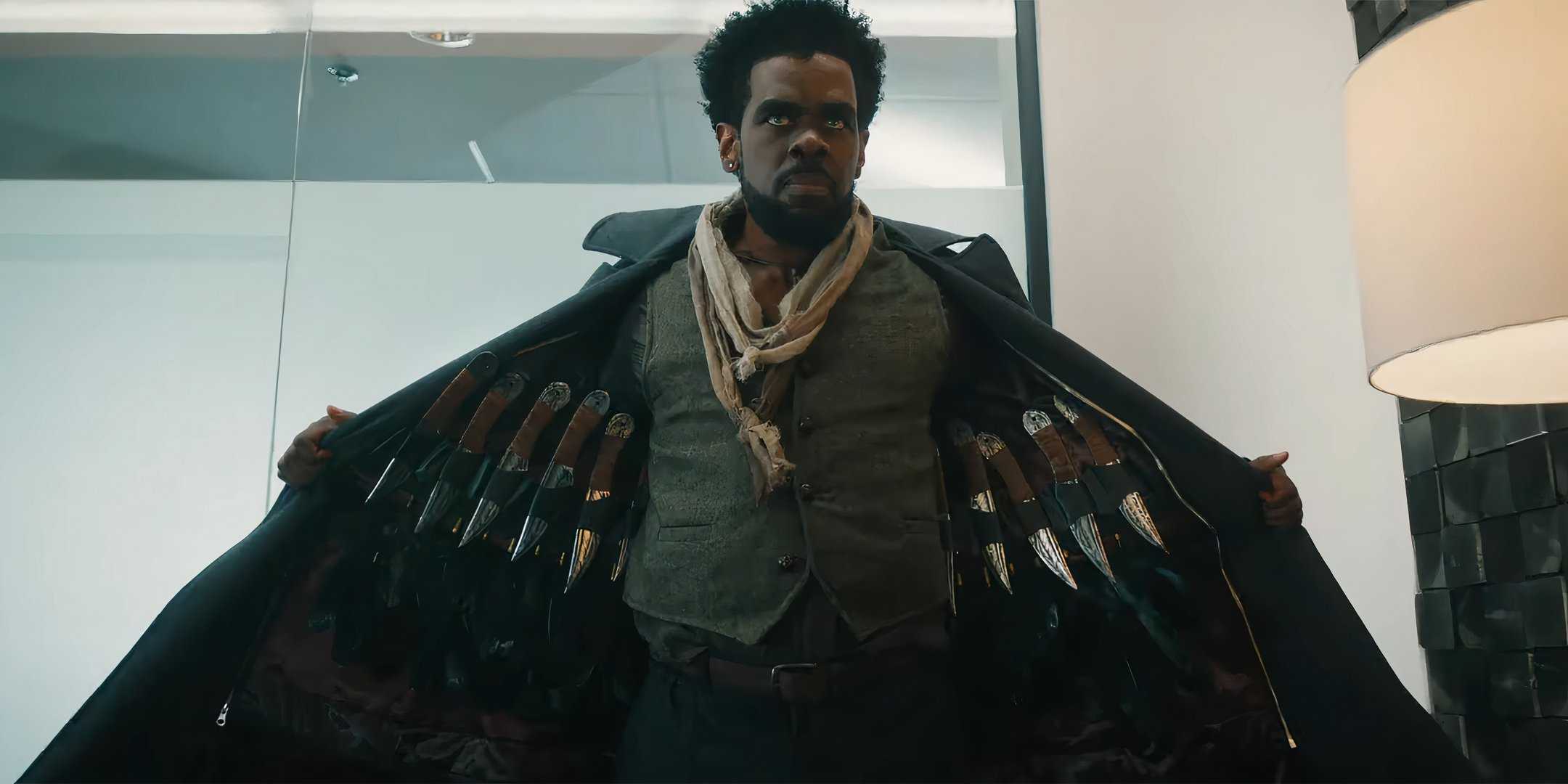 Мустафа Шакир открывает свой пиджак и показывает различные ножи в *Love Hurts*