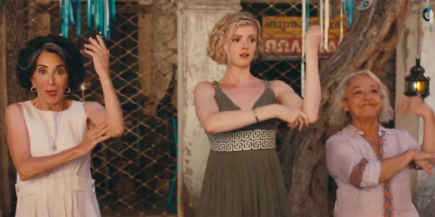 Три женщины танцуют рядом в фильме "Моя большая греческая свадьба 3"