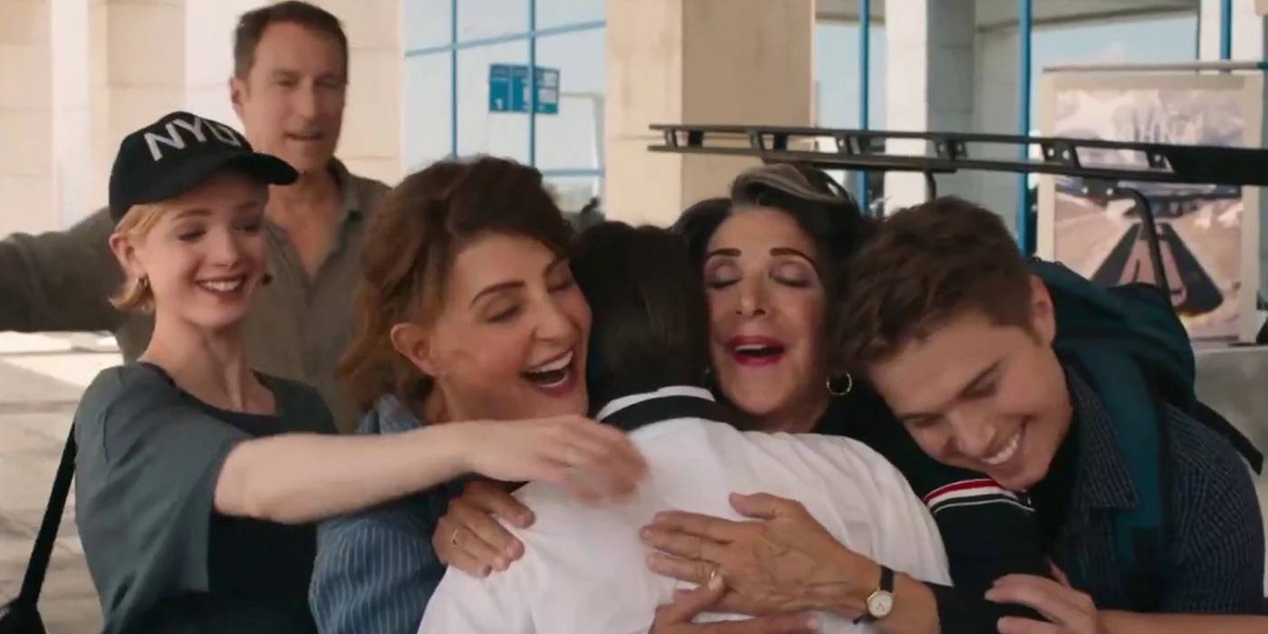 Семья Порколас обнимает родственника в аэропорту в "Моя большая греческая свадьба 3"