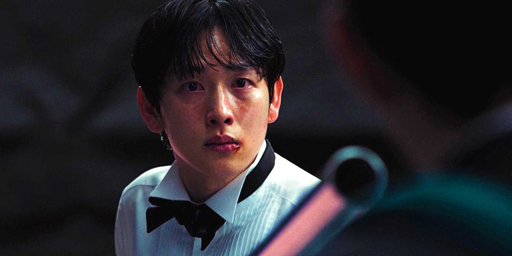 Мён-ги (Им Си-ван) целится металлической палкой в Джи-хуна в финале сериала "Squid Game"