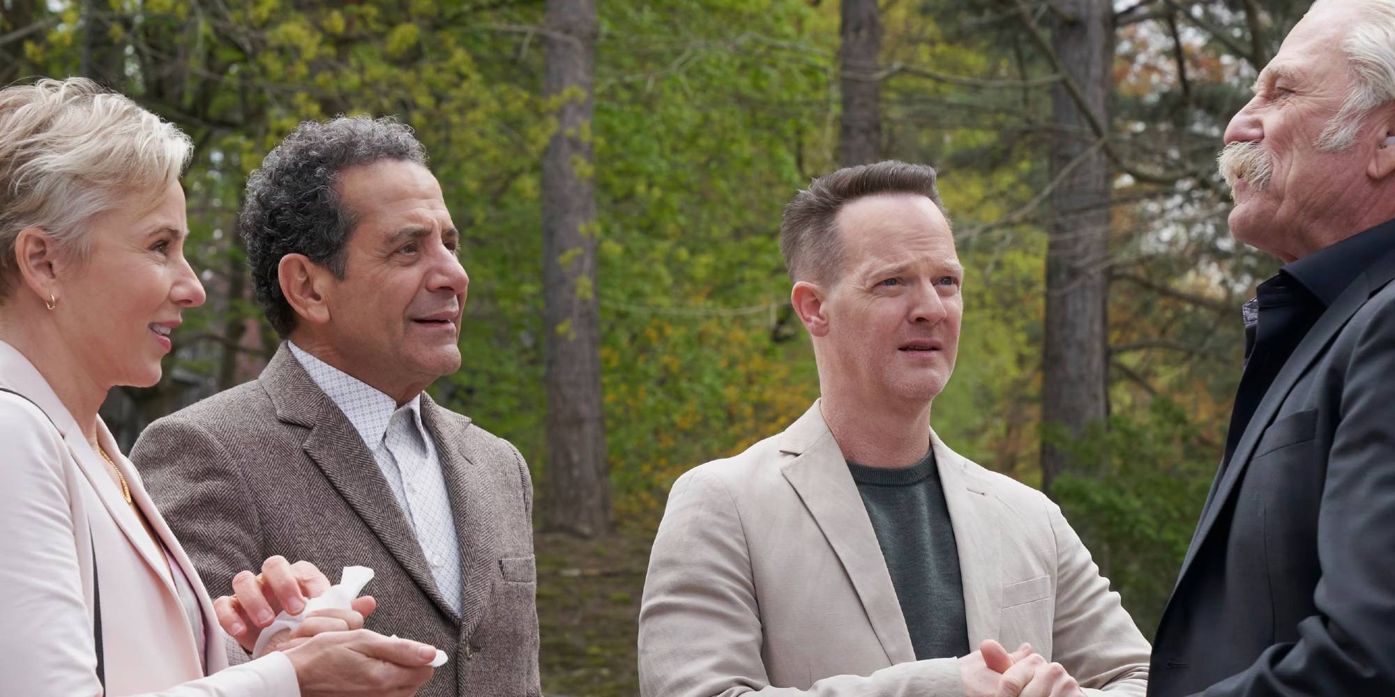 Натали Тейгер (Трейлор Хоувард), Адриан Монк (Тони Шалоуб), Рэнди Дишер (Джейсон Грей-Стенфорд) и Лендл Стоттлемайер (Тед Левин) стоят в кругу и разговаривают в фильме "Последнее дело Адриана Монка: Фильм о Монке"