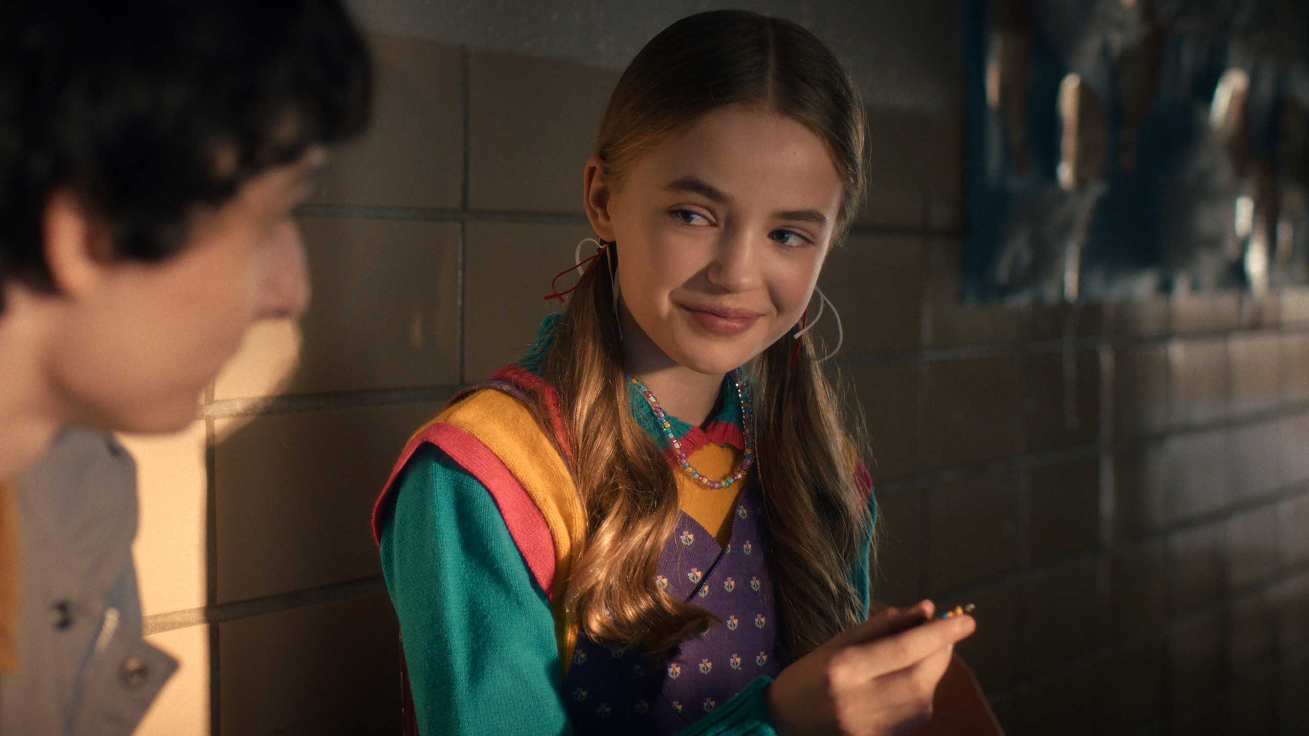Нэл Фишер в роли Холли Уиллер улыбается Майку в 5 сезоне *Stranger Things*