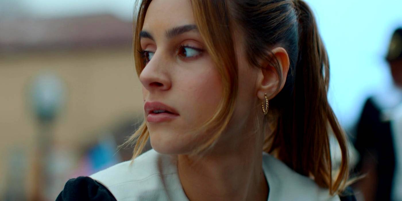 Nell Verlaque в роли Джессики, нервно смотрящей в одежде паломника на День Благодарения 2023