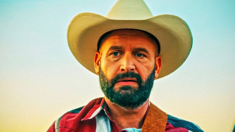 Netflix продлевает сериал «Тёмная комедия» на второй сезон после того, как первый сезон вызвал неоднозначную реакцию критиков и зрителей.