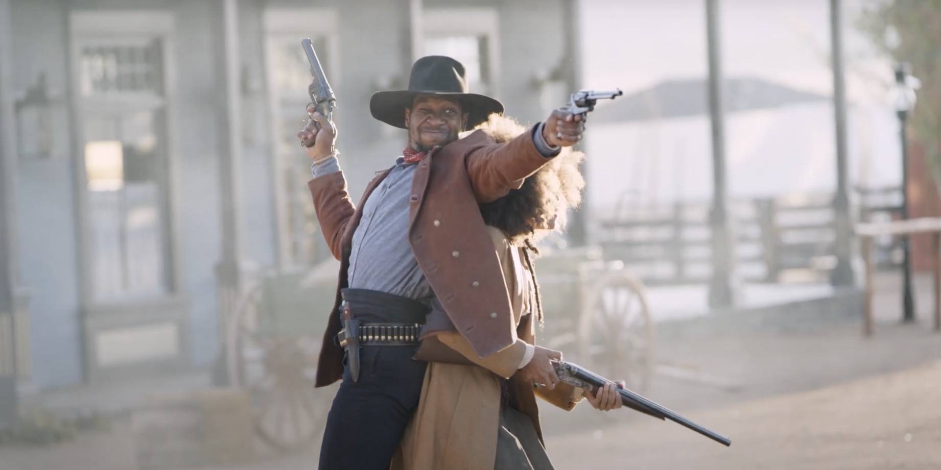 Джонатан Майорс стреляет из оружия в The Harder They Fall на Netflix