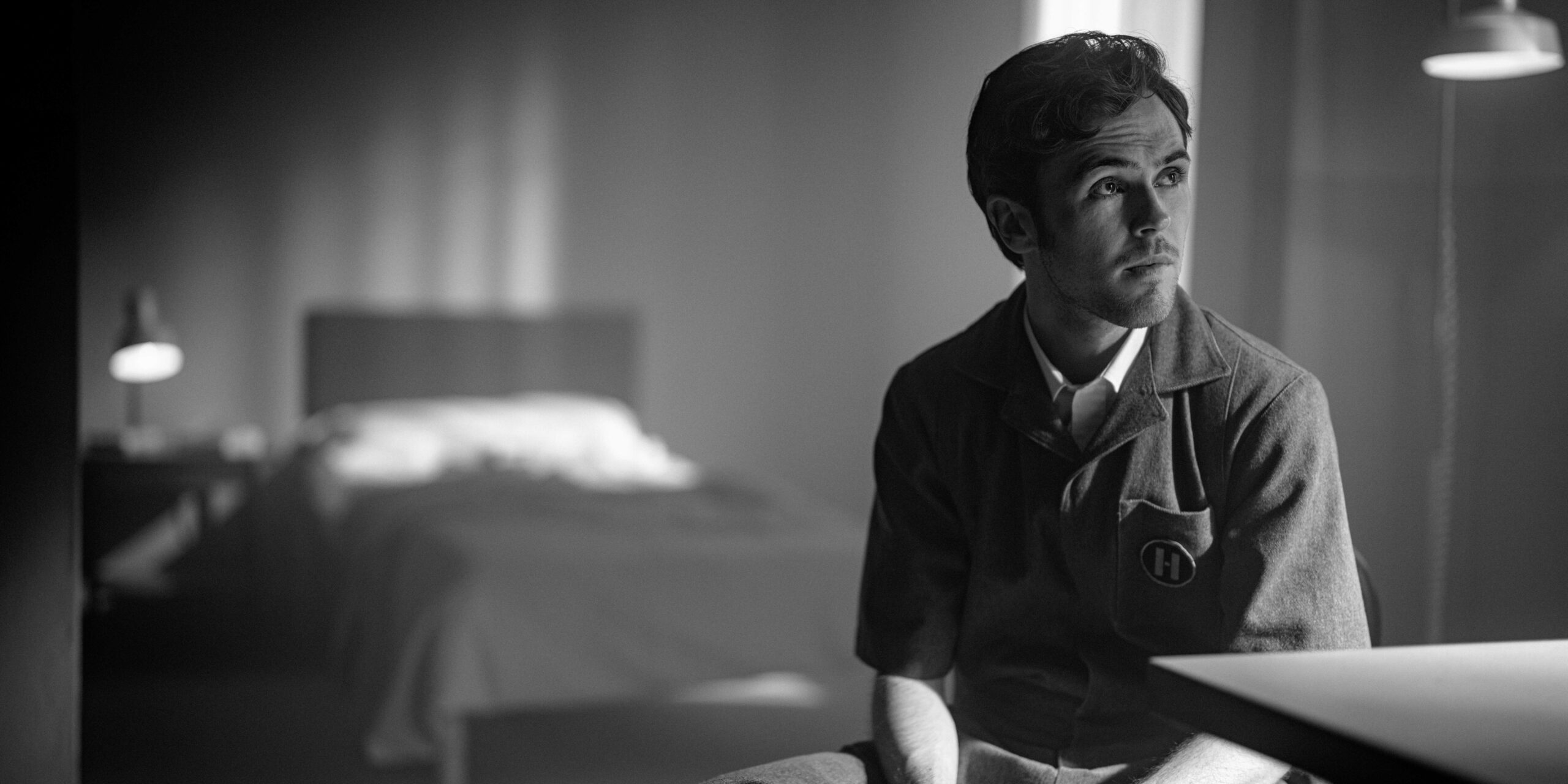 Кейнеус сидит на стуле в своей спальне в Kaos.