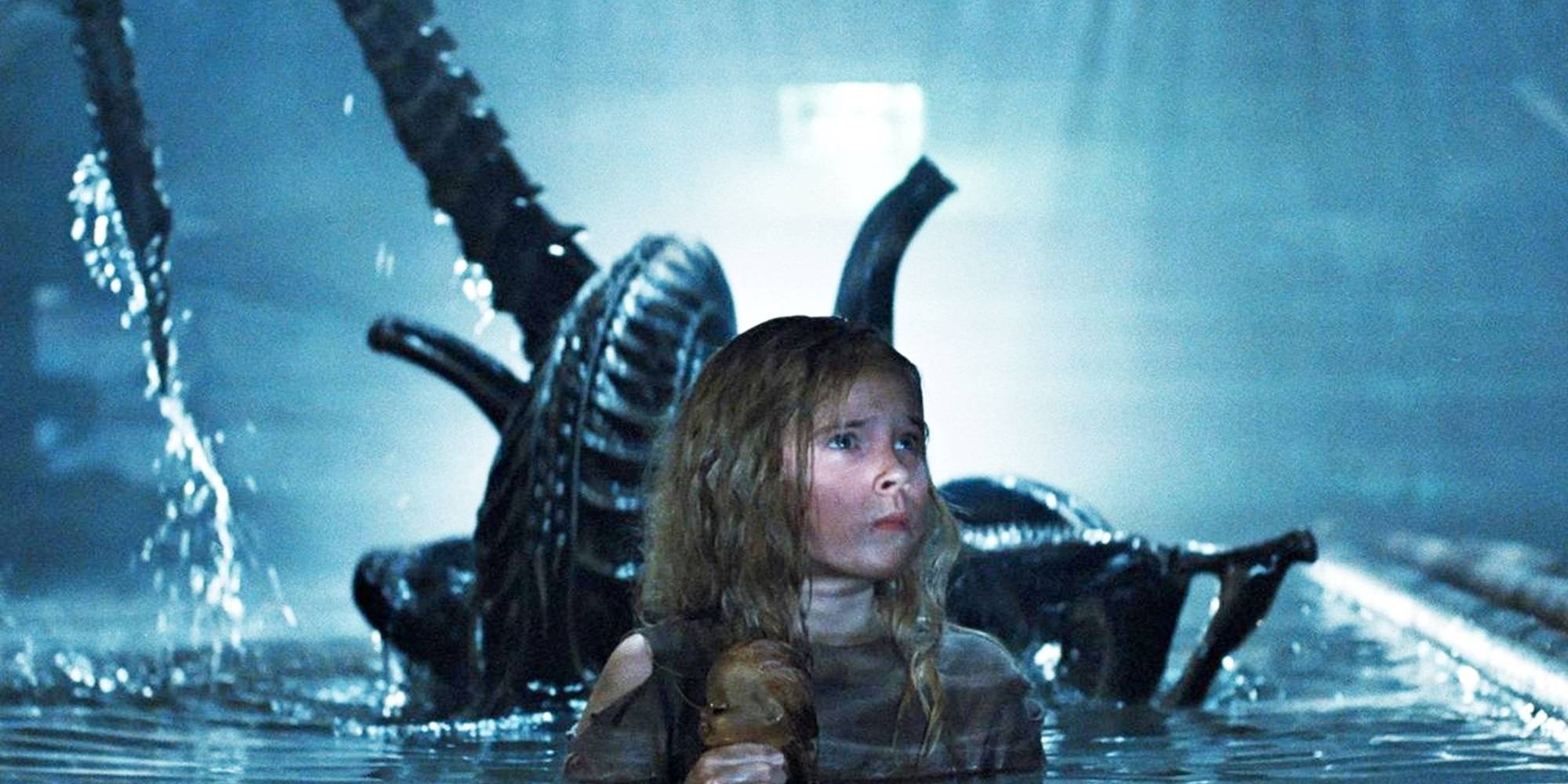 Ноу в фильме Aliens с инопланетянином позади нее