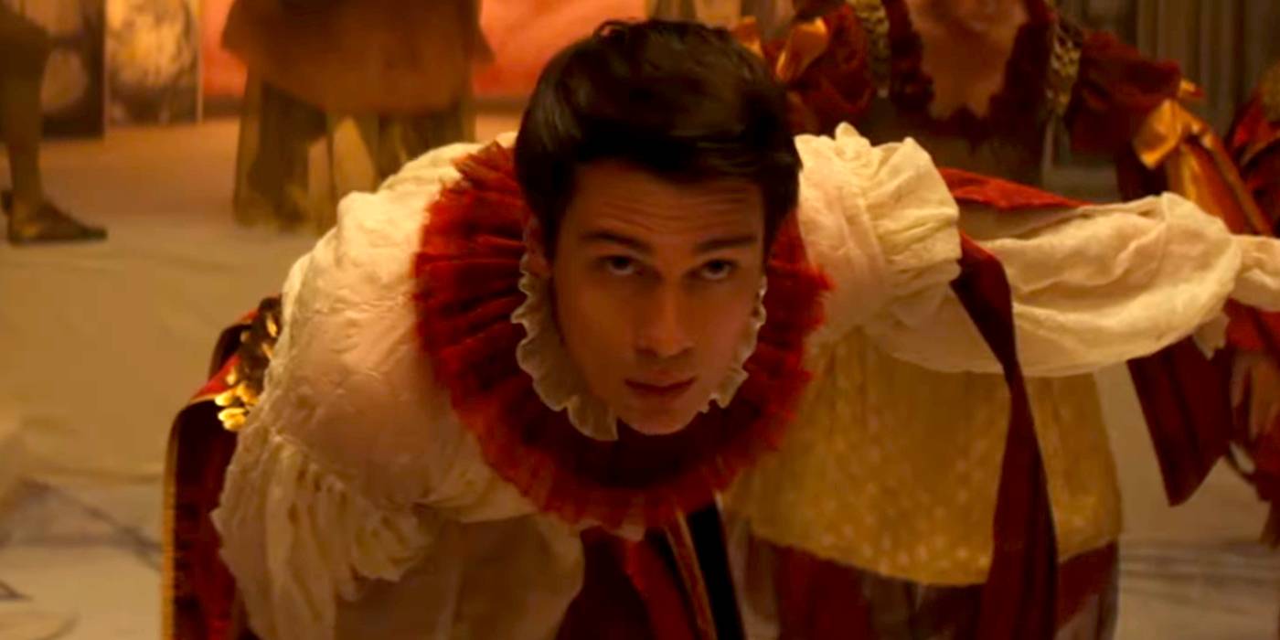 Николас Галицене кланяется в "Mary & George"