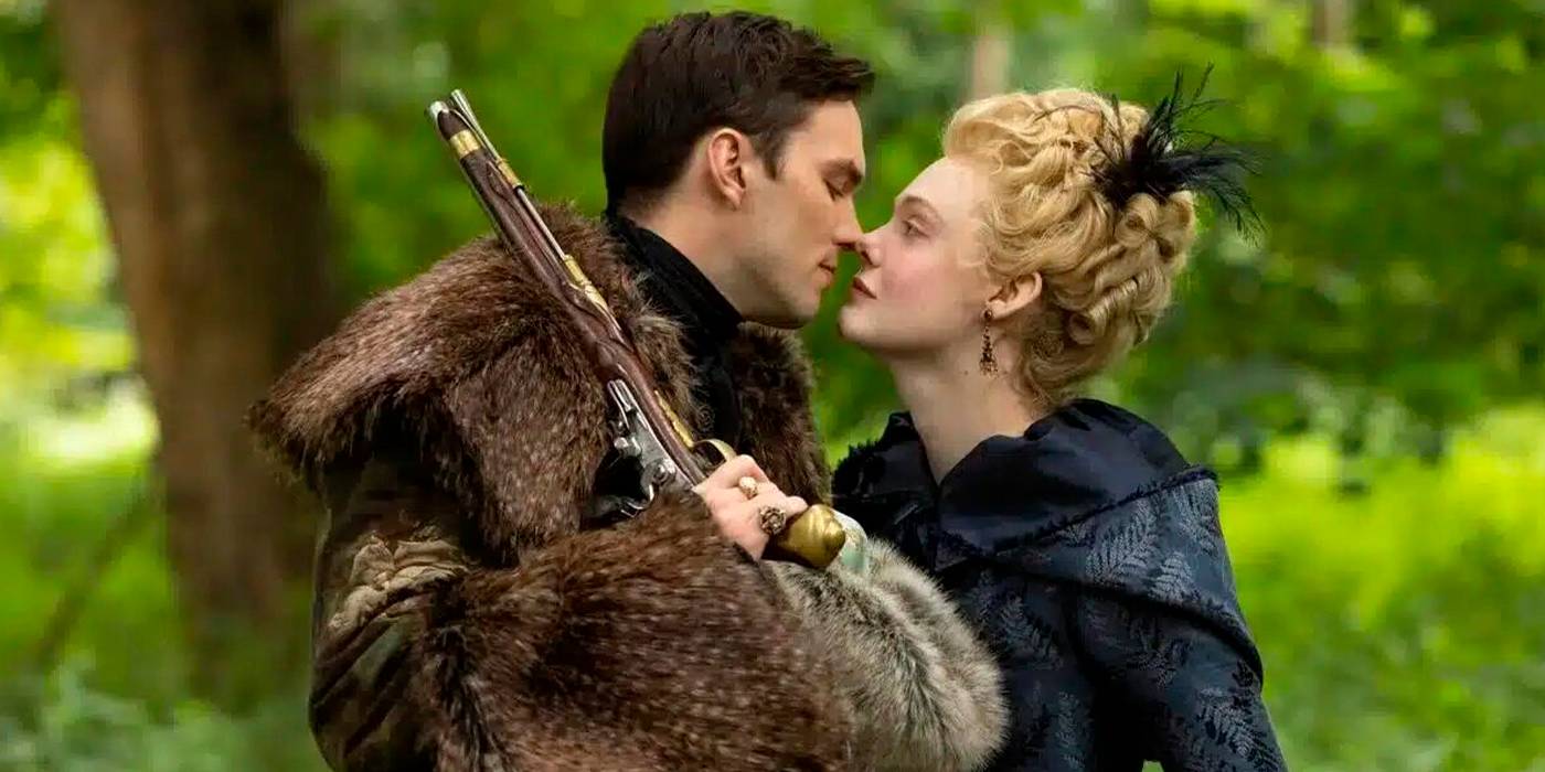 Пит (Николас Холт) и Екатерина (Элл Фаннинг) в момент поцелуя в лесу в The Great.