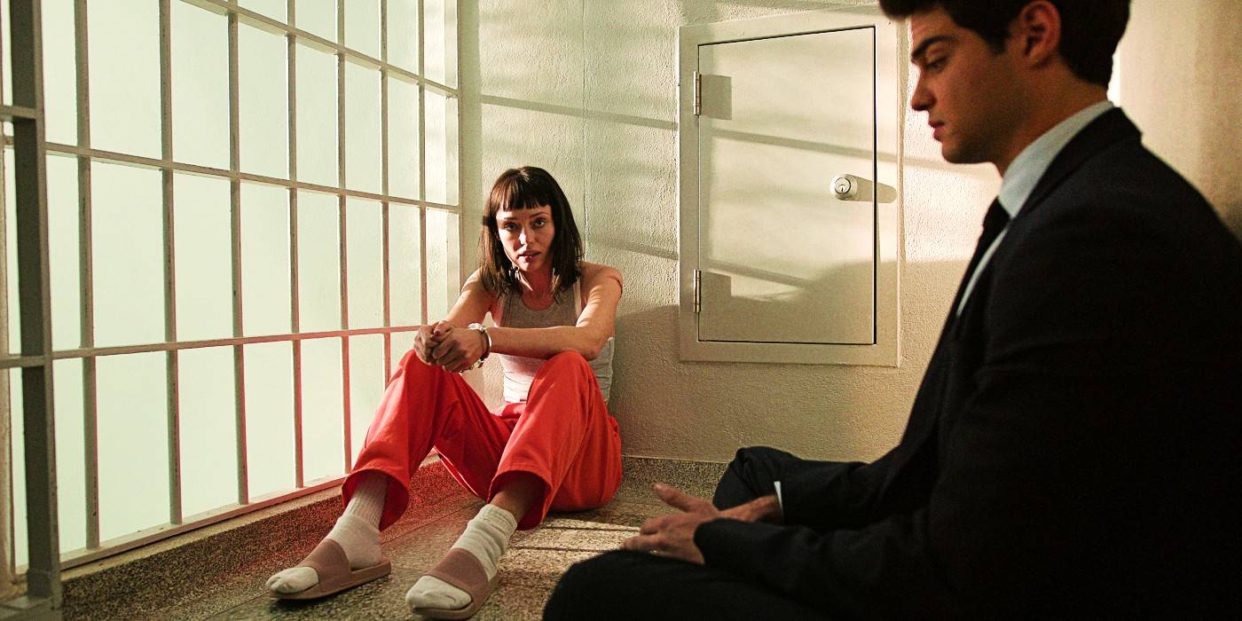 Оуэн (Ноа Сентинео) и Макс (Лора Хэддок) в "The Recruit" перед окном