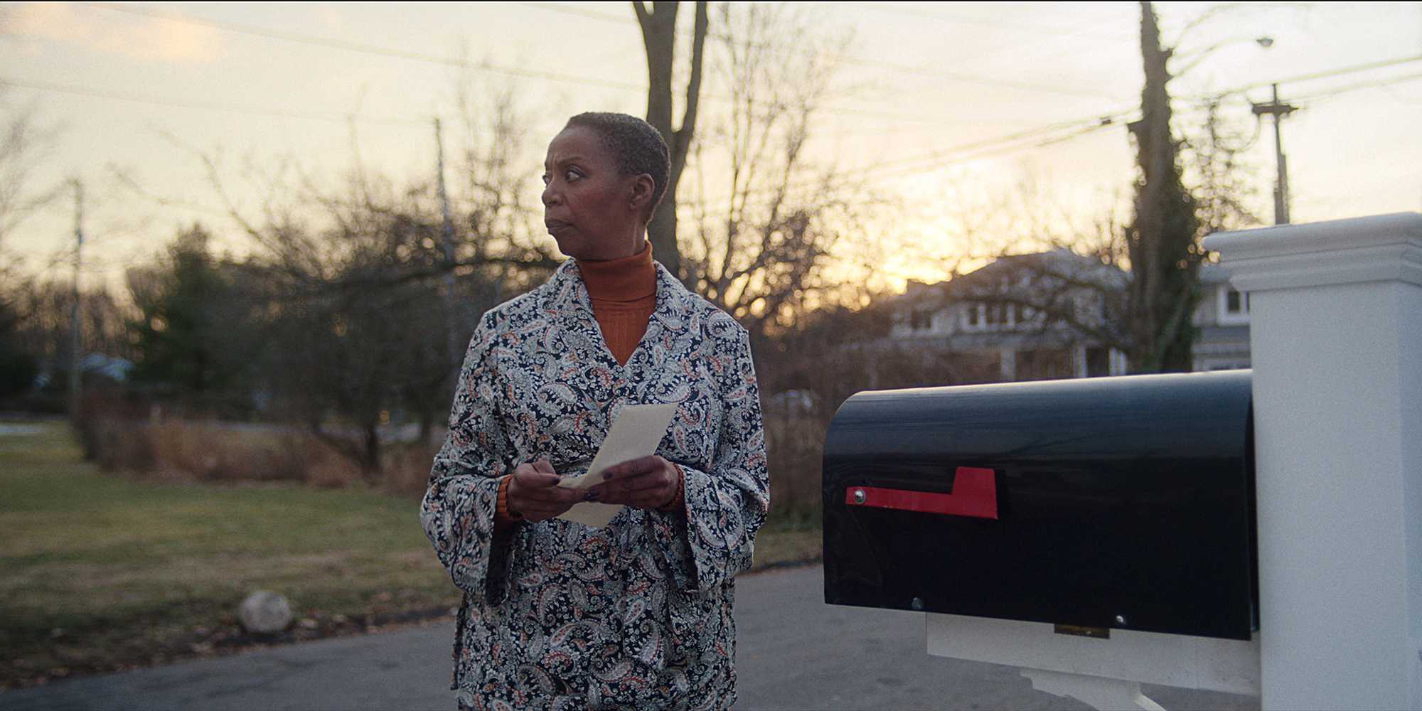 Нома Думезвени в роли частного детектива в "Наблюдателе"