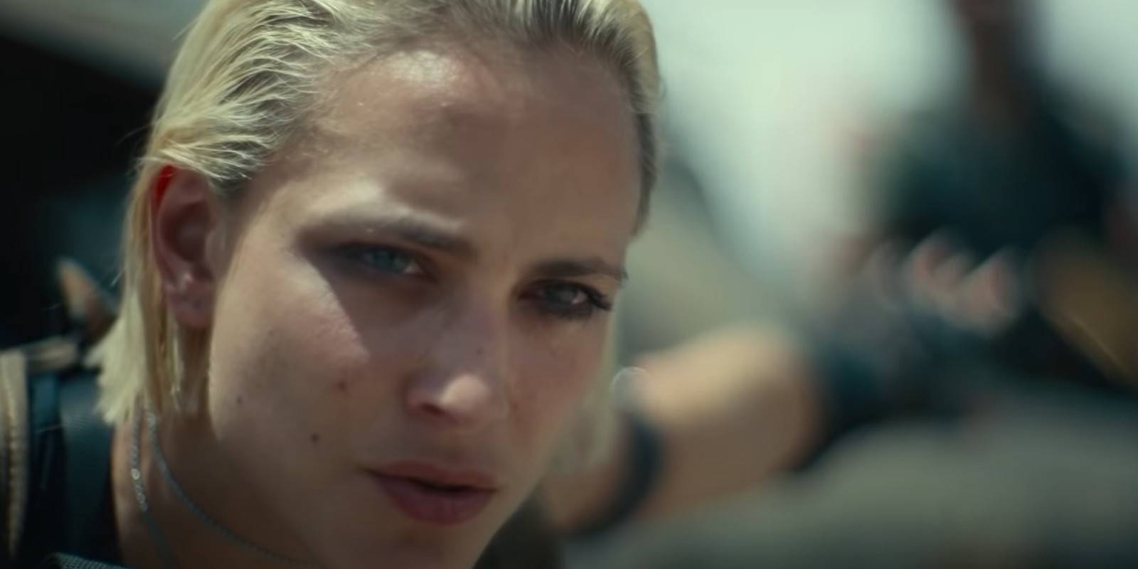 Нора Арнезедер в роли Лили в "Армии мертвецов"