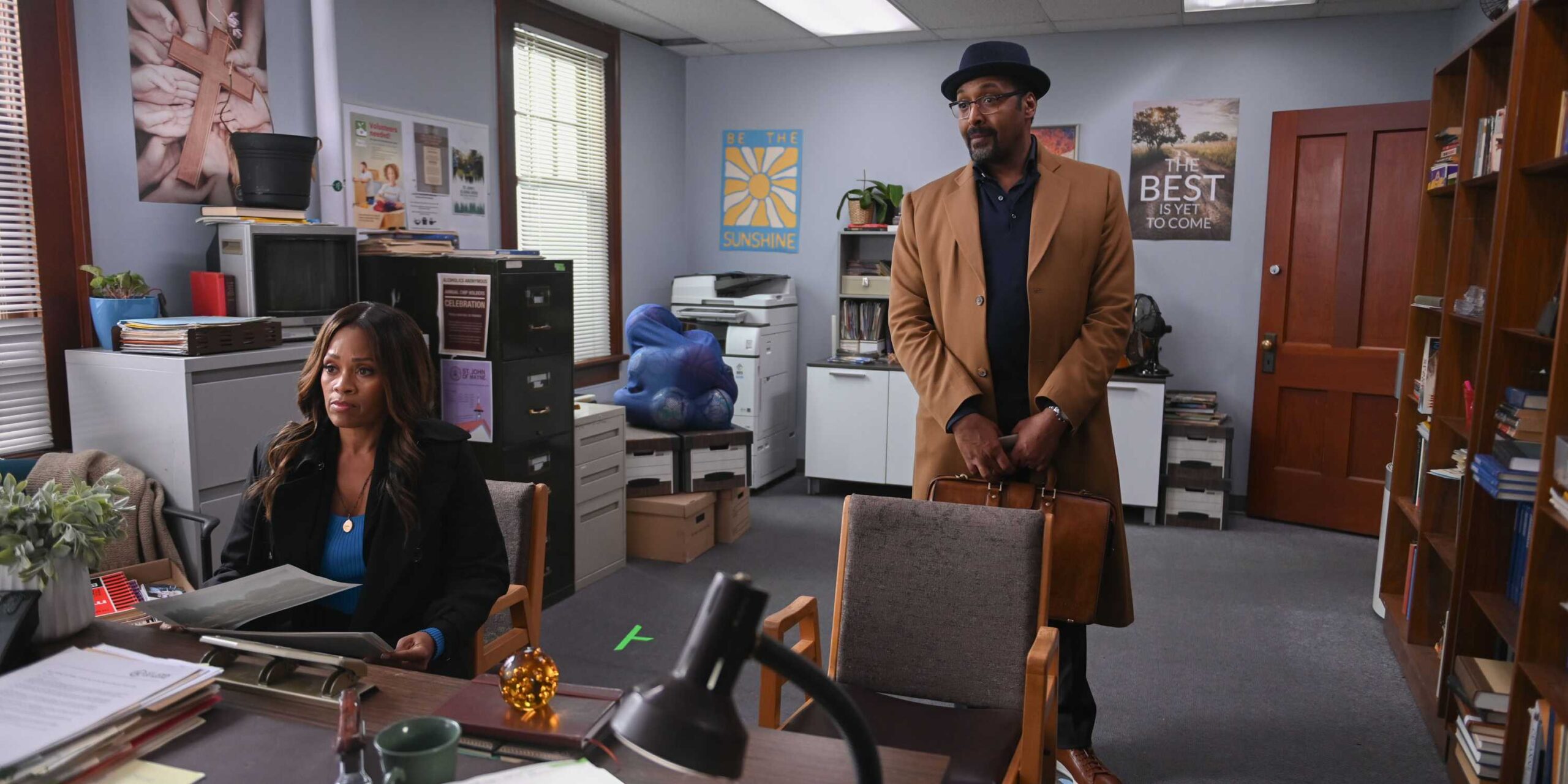 Джесс Л. Мартин в роли Алекса Мерсера и Маара Хилл в роли Марисы в офисе сериала "The Irrational" 108.