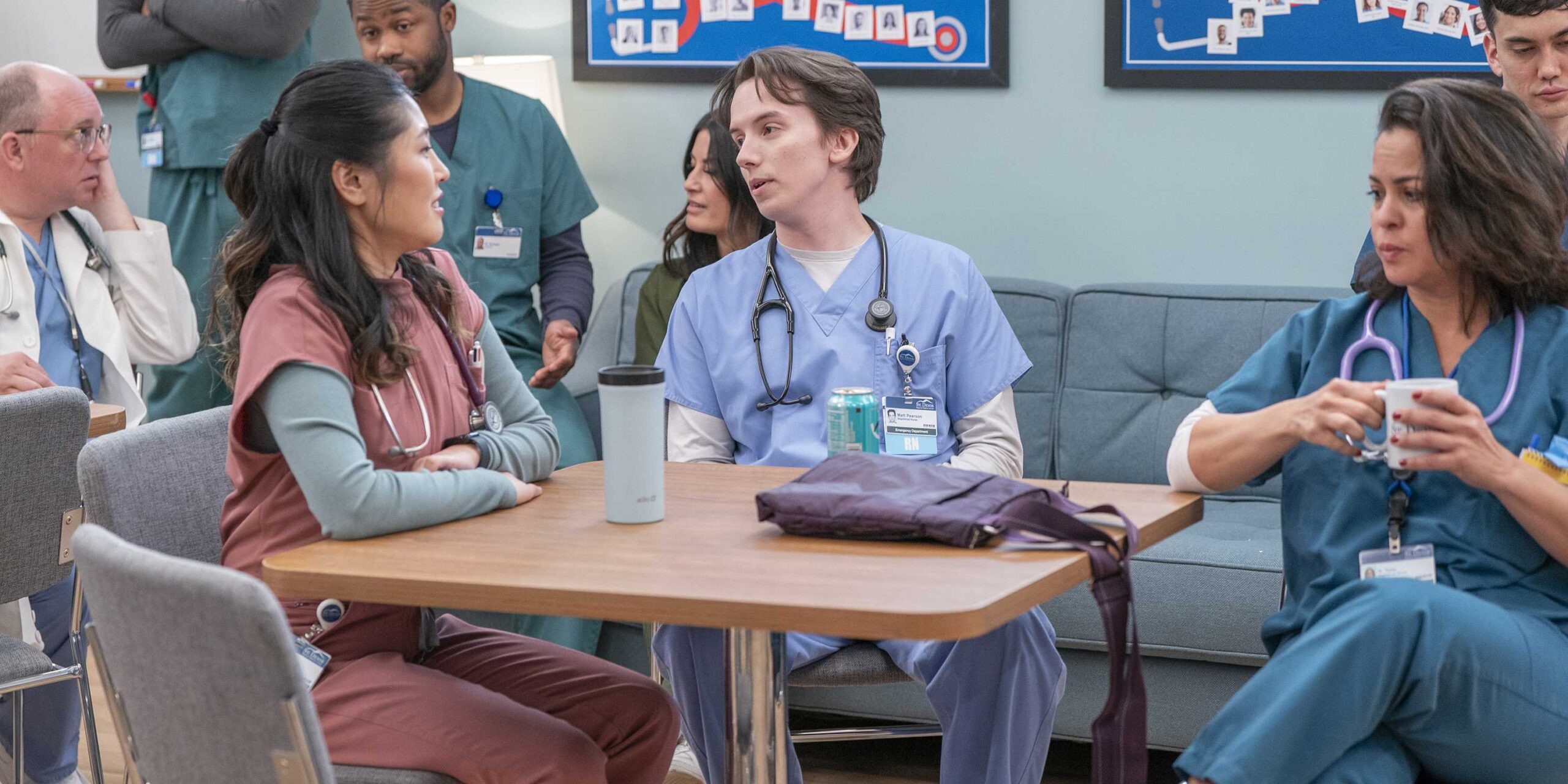 Меки Липер в роли Мэтта, разговаривающего с Кахун Ким в роли Селены в St. Denis Medical