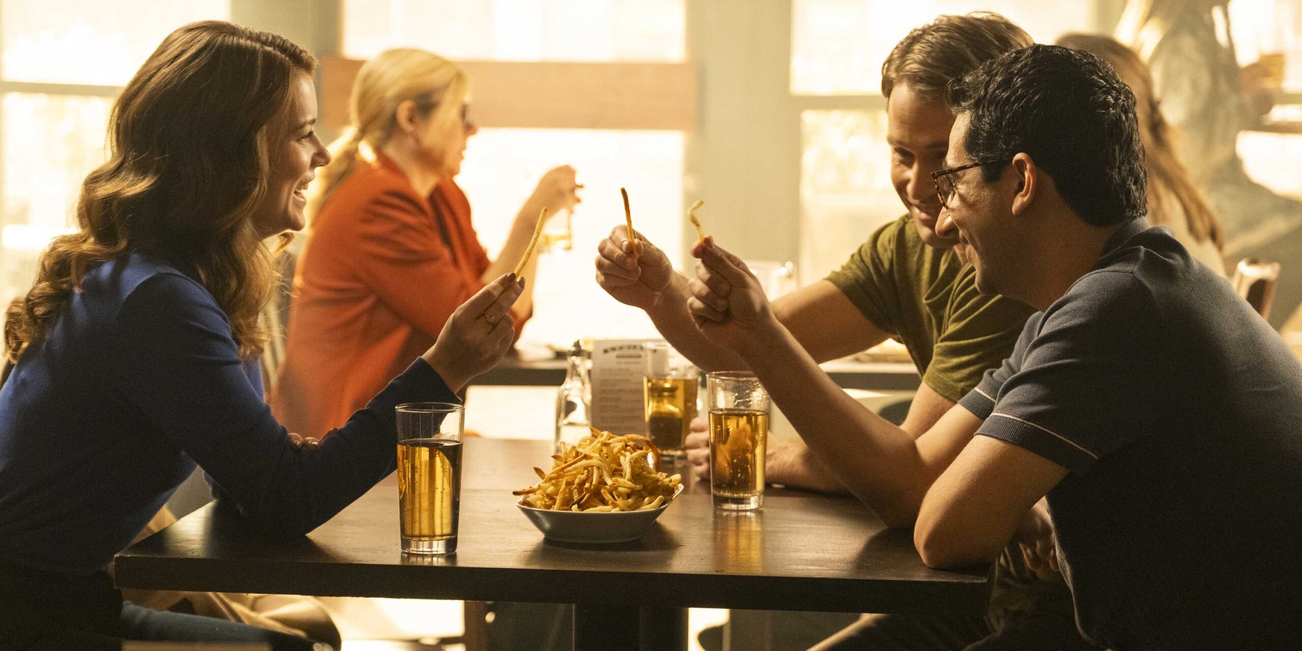 Мэри Кунц в роли Фиби, Макс Ллойд-Джонс в роли Саймона и Арас ДеМакси в роли Ридвана в 2-м сезоне "Нерационального".