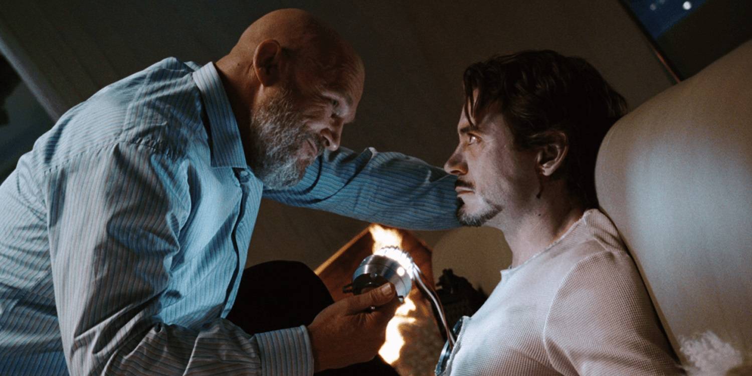 Обадий Стен крадет арк-реактор у Тони в Железном Человеке