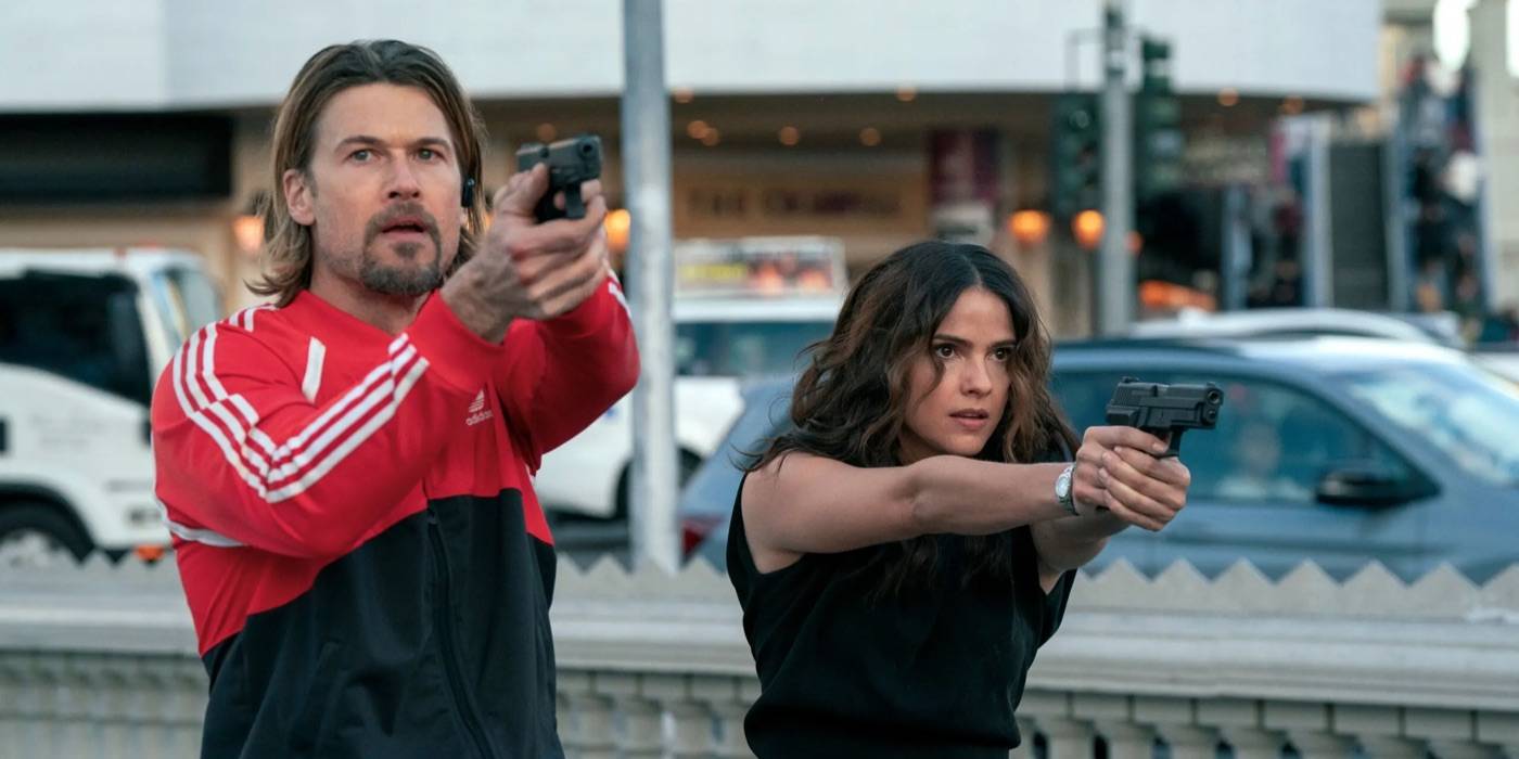 Эва Уинтерс (Шелли Хеннинг) и Чэд Макнайт (Ник Зано) направляют оружие на улице Лас-Вегаса в фильме "Obliterated"