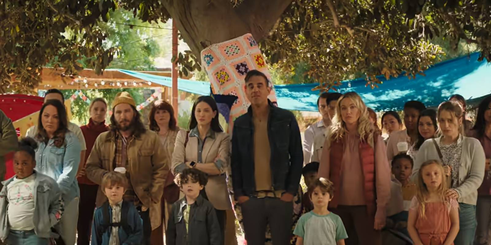 Учителя и ученики стоят в ряд и смотрят на Джека Келли в "Old Dads".