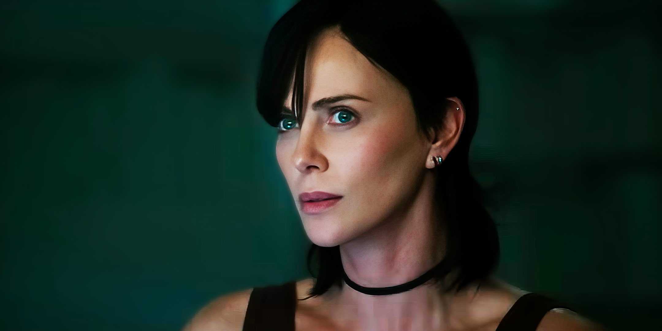 Чарлиз Терон, серьезно смотрящая в фильме "The Old Guard 2"