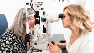 Исследование выявило связь бактерии Chlamydia pneumoniae с развитием Альцгеймера через глаза