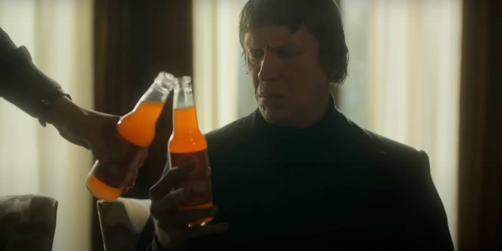 Оль Ольсен с оранжевым напитком в Фарго