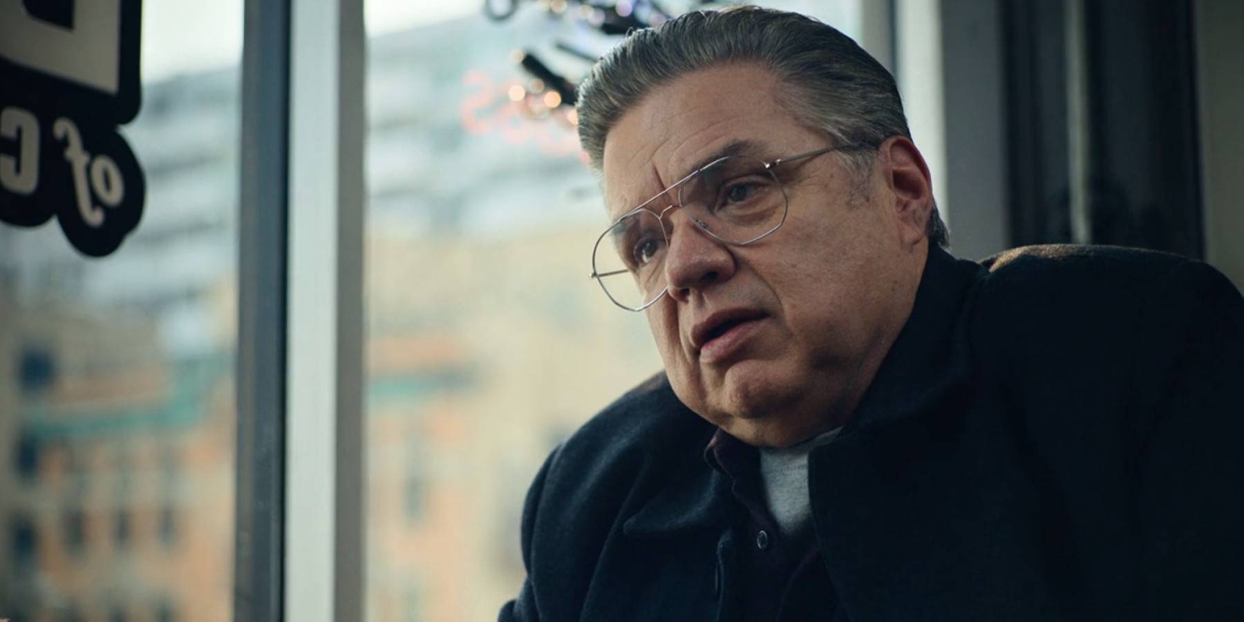 Оливер Плат за столом в "The Bear"